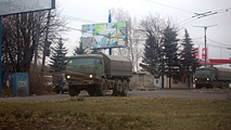  Ucrania ha enviado este martes una nota de protesta a Moscú por los nuevos datos sobre "la agresión rusa" en el este del país, debido a la entrada de convoyes militares con armamento pesado desde Rusia. Esa información ha sido revelada por la Organización para la Seguridad y la Cooperación en Europa (OSCE) que asegura que 43 camiones han entrado en la ciudad de Donetsk transportando lanzaderas de misiles y cañones. Mientras, los forenses holandeses que buscan restos de los pasajeros del avión malasio caído en julio en el este del país están a punto de concluir su trabajo, ha añadido este lunes la misión de observación de la OSCE en ese país.