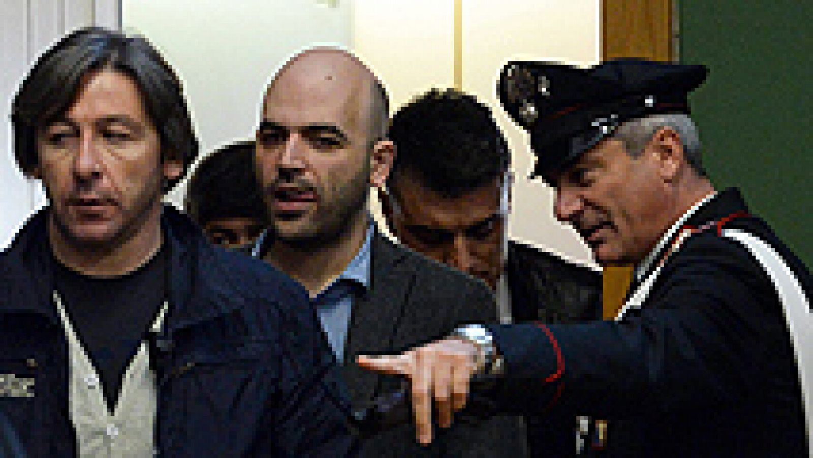  El escritor italiano Roberto Saviano vive escondido y bajo permanente protección policial desde la publicación de "Gomorra", su libro sobre la camorra. Este martes se ha mostrado satisfecho por la condena por amenazas a un abogado de la mafia, pero decepcionado por la absolución de quienes dan las órdenes.