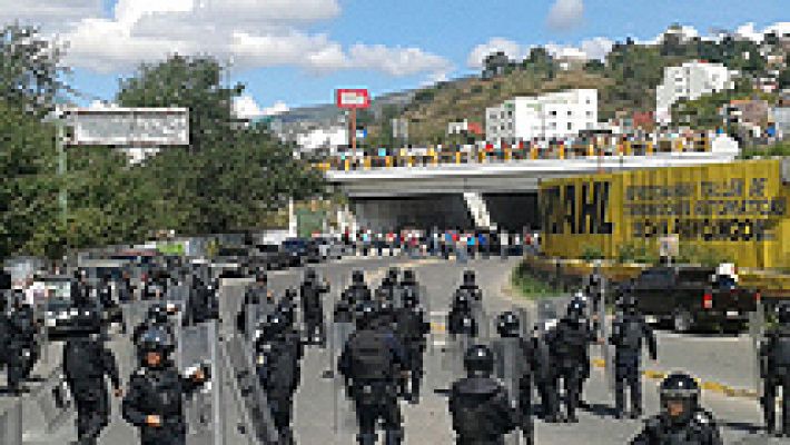 Telediario 1 - Maestros mexicanos atacan la sede del PRI y se enfrentan con la policía en el estado de Guerrero