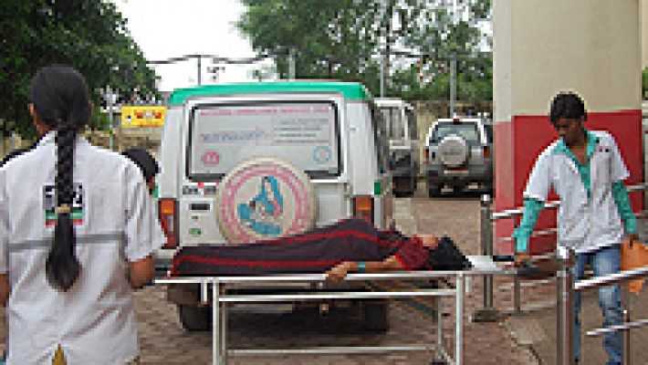 Mueren diez mujeres en la India tras someterse a cirugía en una campaña de esterilización