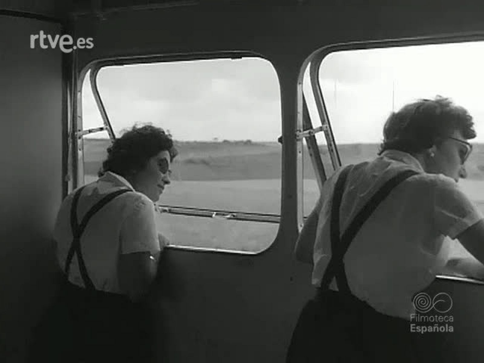 ENSEÑANZA Y ALEGRIA. LA SECCION FEMENINA POR LAS RUTAS DE ESPAÑA - Revista Imágenes | Ver