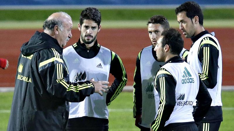 Vicente del Bosque, seleccionador español, probó en el segundo día de trabajo de La Roja en La Ciudad del Fútbol con un nuevo sistema con dos delanteros centros, con la presencia en el teórico equipo titular de Paco Alcácer y Álvaro Morata, que respo