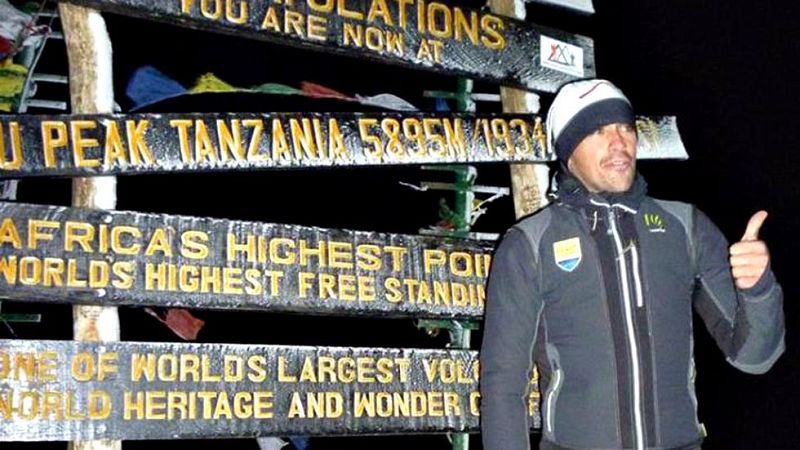 El ciclista español Alberto Contador ha regresado de África tras conquistar la cumbre más alta de su carrera, los 5.895 metros del Kilimanjaro junto con el 70 por ciento de los integrantes del equipo Tinkoff-Saxo, que también lograron escalar la mont