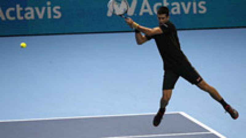 El tenista serbio Novak Djokovic no ha dado opción a Wawrinka y se verá las caras con Berdych en la Copa de Maestros.