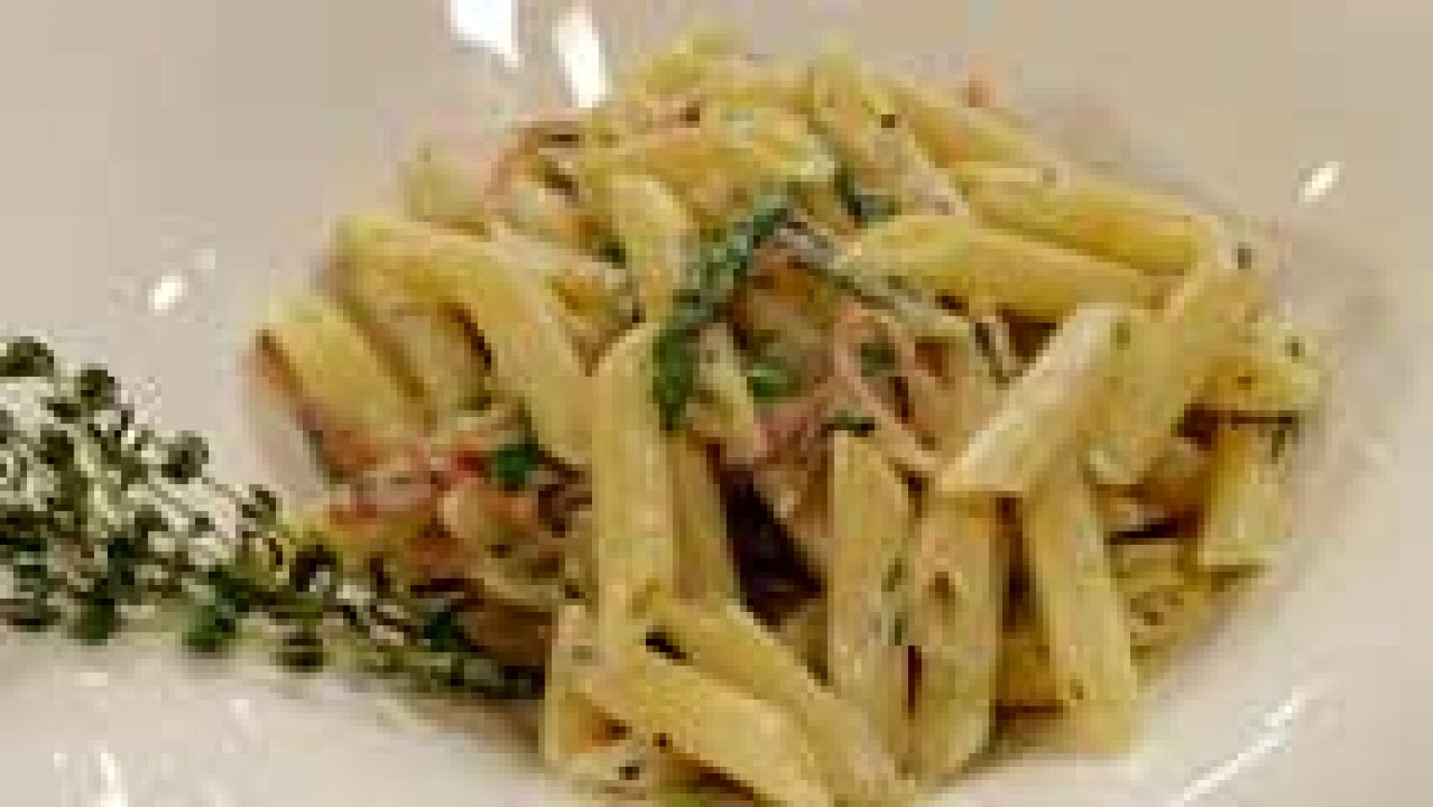 RTVE Cocina: Penne con espárragos, hierbas, panceta y trufa | RTVE Play