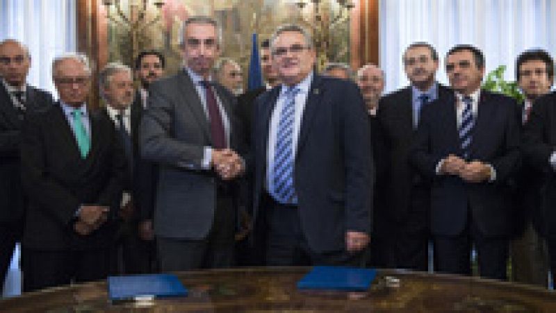 Hacienda y los transportistas firman un acuerdo por el céntimo sanitario que evitará la huelga