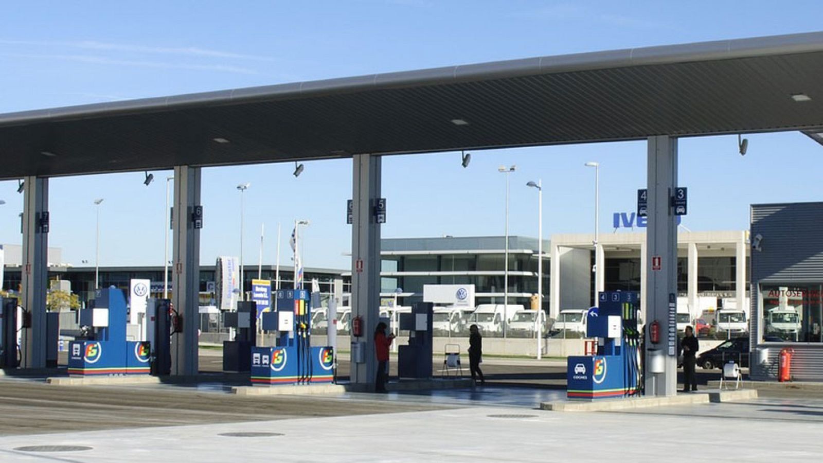 El precio del combustible no baja en la misma proporción que el precio del petróleo