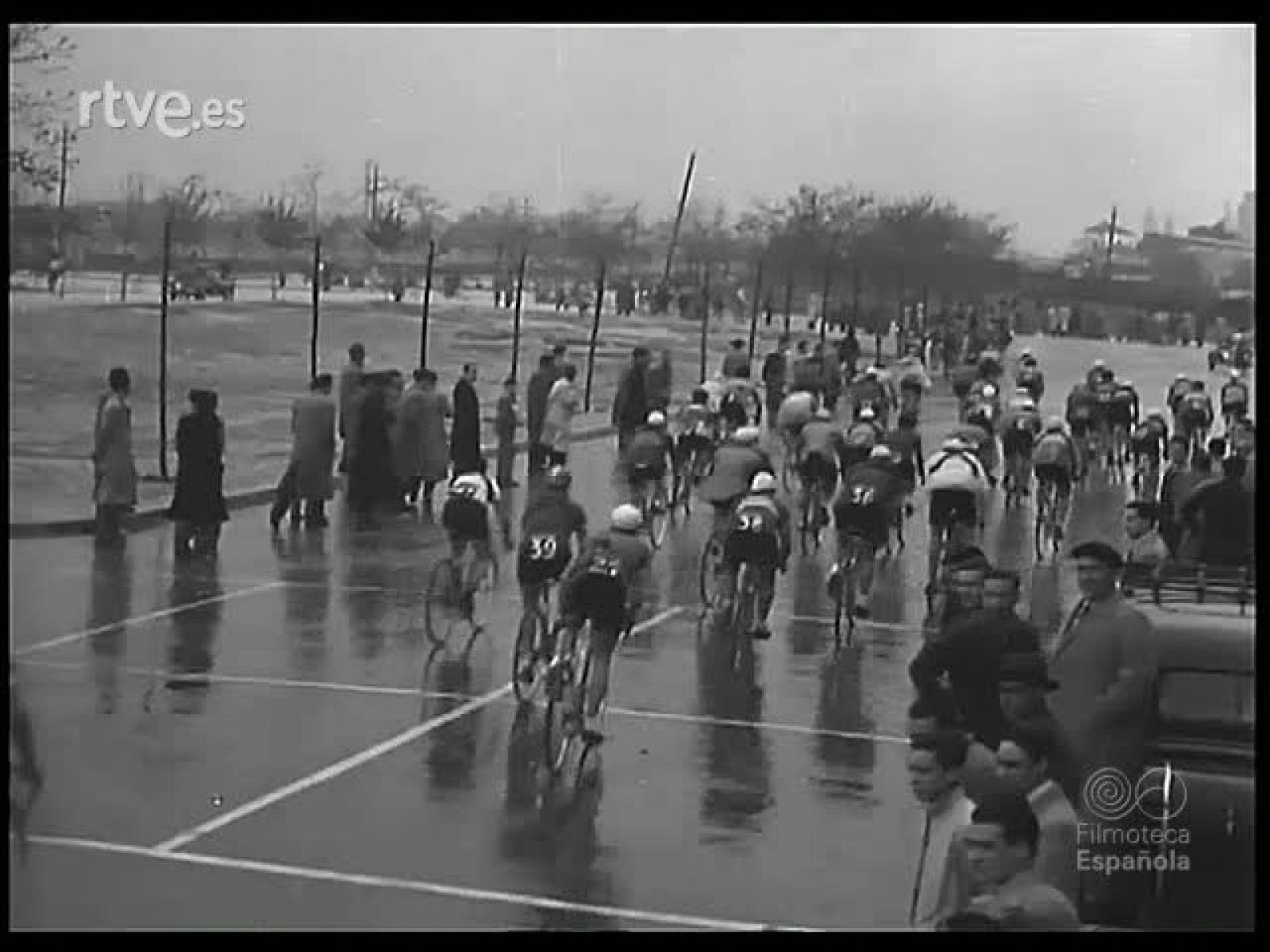 BODAS DE ORO DEPORTIVAS : EL REAL MADRID FESTEJA SU CINCUENTENARIO - Revista Imágenes | Ver