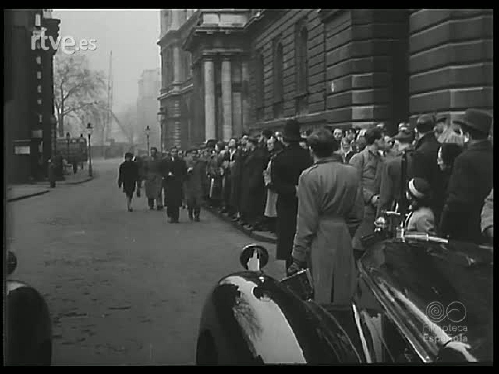 AYER EL REY Y HOY LA REINA - Revista Imágenes | Ver