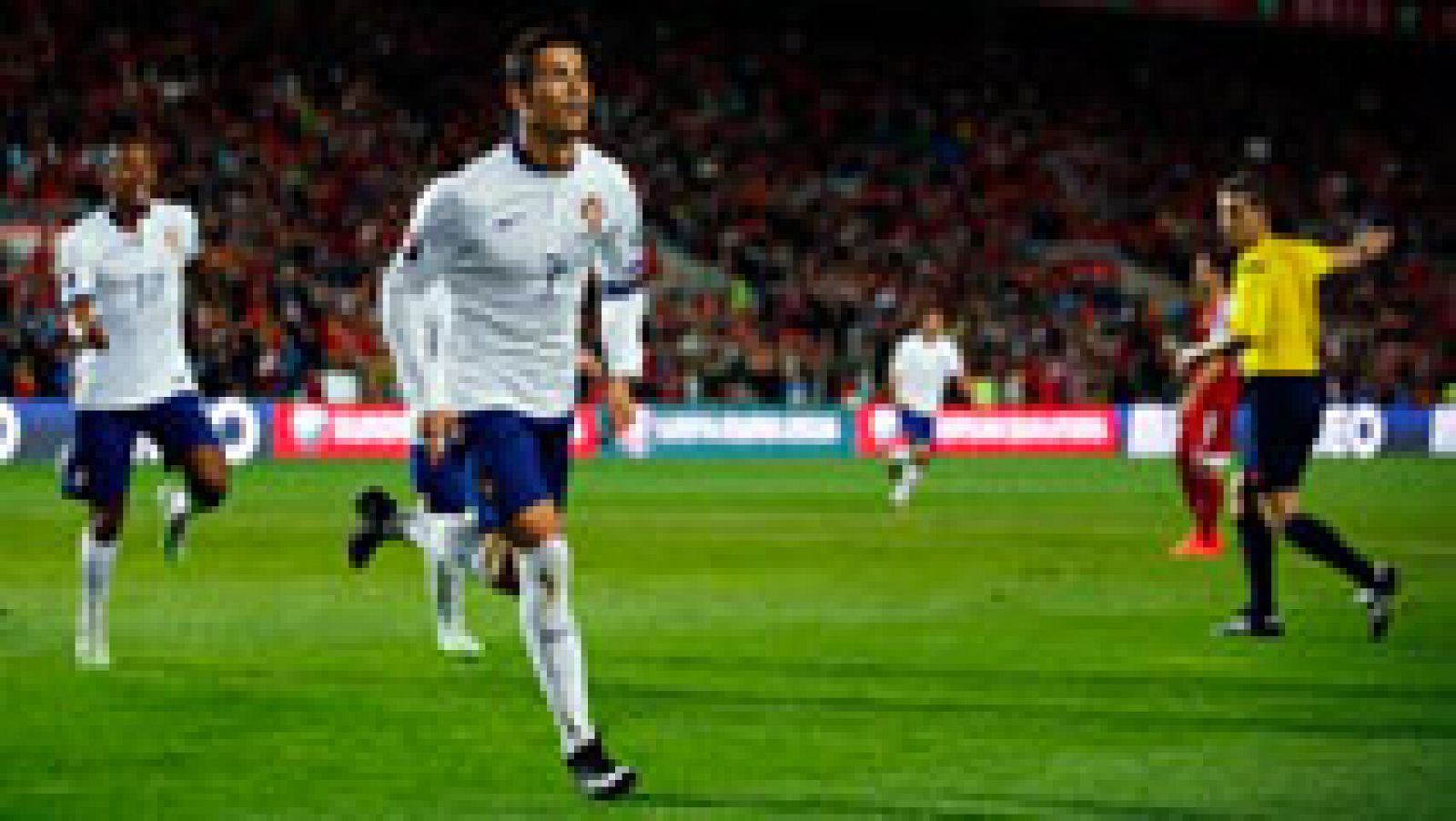 Cristiano Ronaldo salvó a Portugal de una nueva decepción y su gol sirvió para ganar a Armenia en una jornada que supuso un trámite para Alemania frente a Gibraltar y que contempló el fracaso de Grecia, sonrojada por Islas Feroe.