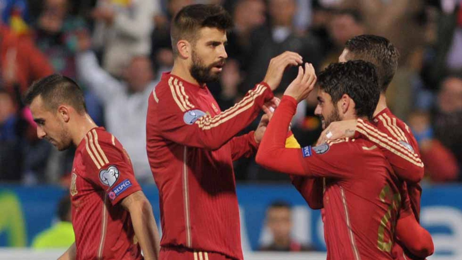 El centrocampista andaluz Francisco Alarcón 'Isco' ha adelantado a España ante Bielorrusia en el minuto 17 de juego, con un potente disparo desde fuera del área que se ha colado por la escuadra de la portería de Zhevnov (1-0).