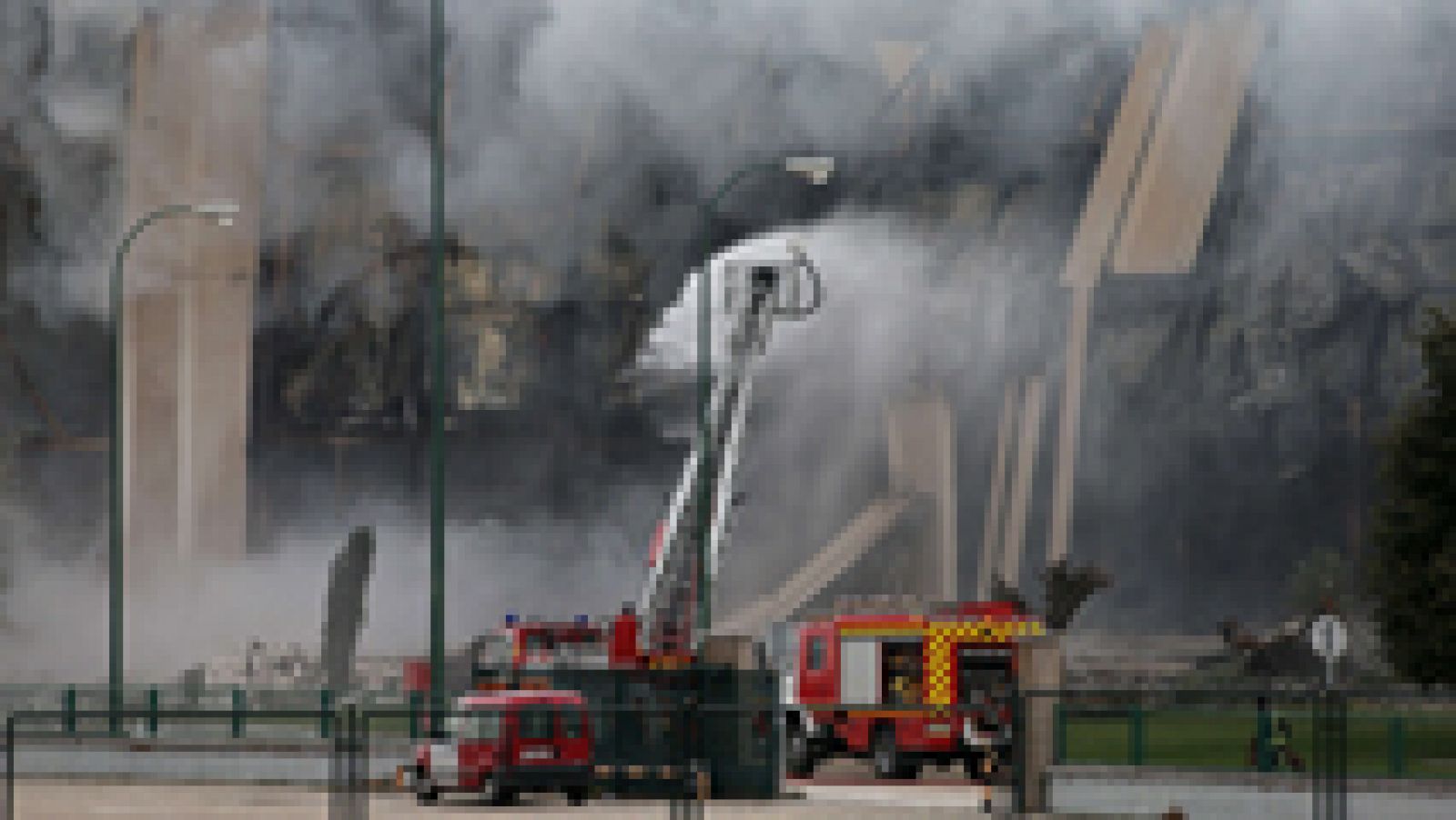 Telediario 1: Un gran incendio destruye la planta de Campofrío en Burgos | RTVE Play