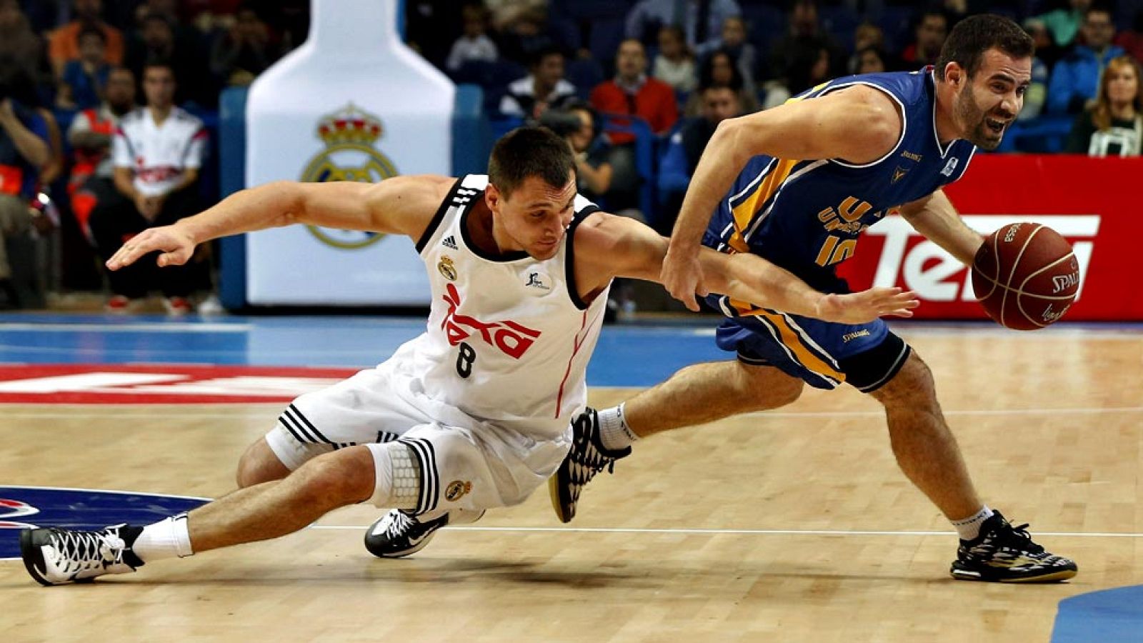 El Real Madrid sigue líder e invicto en la Liga tras imponerse en un partido tobogán a un UCAM Murcia, por 90-65, que aguantó veinte minutos gracias a las 'ausencias' defensivas de los madridistas.