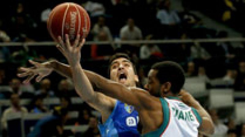 El Baloncesto Sevilla encadenó su segunda victoria consecutiva y tomó aire a costa de un Estudiantes (65-82) que se derrumbó en la segunda parte del partido y ve cómo se complica su situación en la tabla tras su quinta derrota en las siete primeras jornadas de la Liga Endesa.