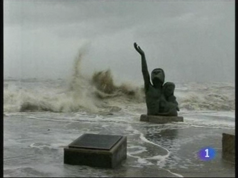  El huracán Ike, acompañado de fuertes oleajes en la costa e intensas lluvias, ha arrasado el sudeste de Texas, donde unas 4 millones de personas se han quedado sin suministro de electricidad. Tras su paso por Texas ha perdido intensidad sobre Houston y ya es un huracán de categoría 1.