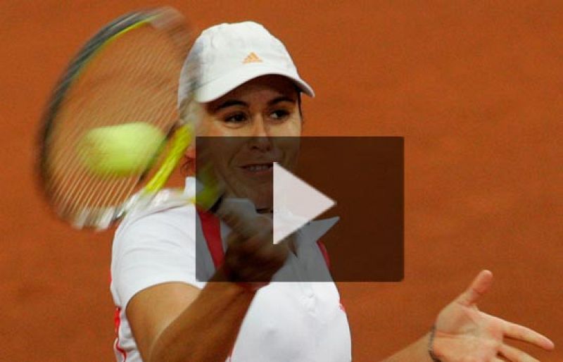  La española Anabel Medina pierde en el primer partido de la final de la Copa Federación ante la rusa Zvonareva por 3-6 y 4-6.