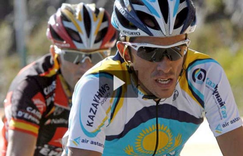 Alberto Contador conquista el Angliru y se viste de líder