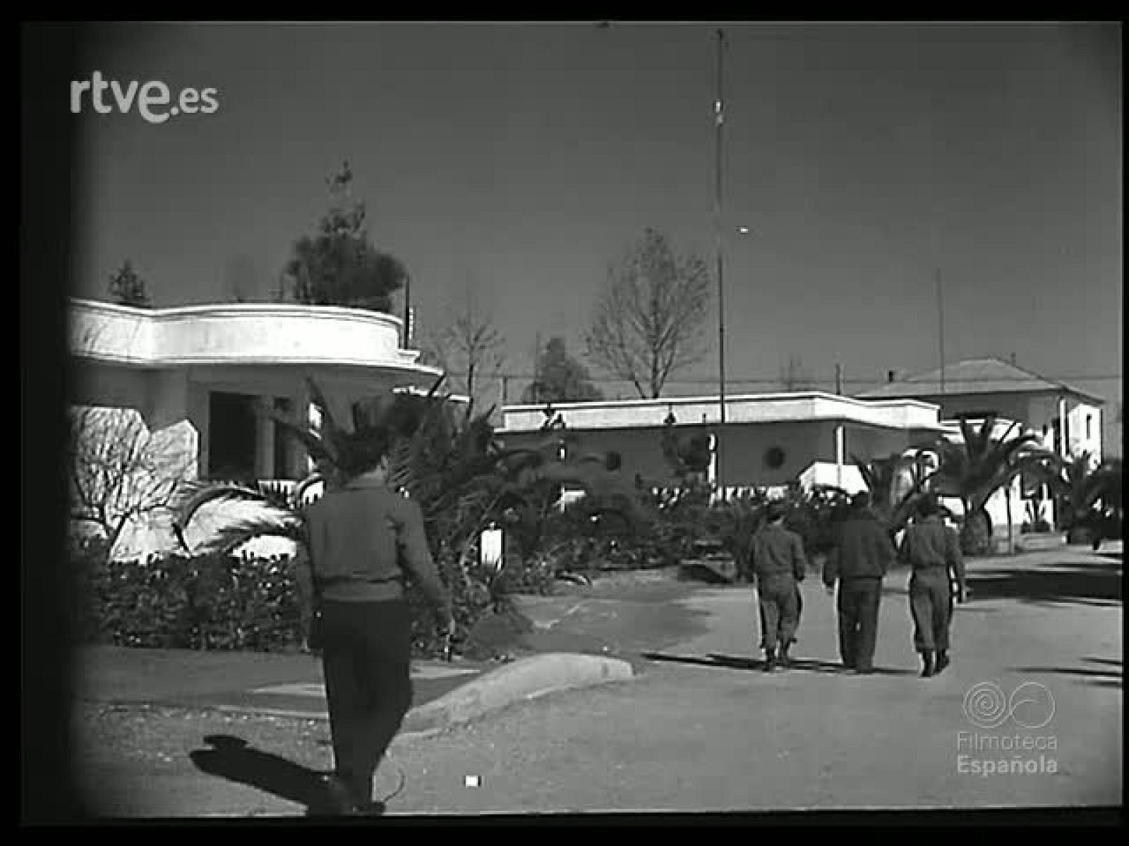 ENTRE EL CIELO Y LA TIERRA. SOLDADOS PARACAIDISTAS - Revista Imágenes | Ver