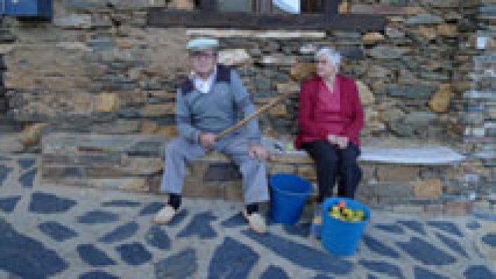 Aquí la Tierra - Pizarra negra para un pueblo hermoso