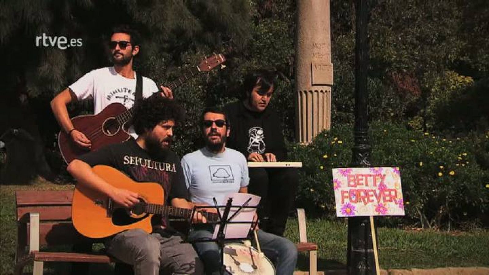 Cachitos de hierro y cromo - Manos de topo - 'Su canción' (versión de Betty Missiego)