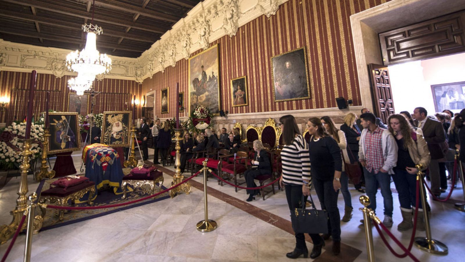 Los sevillanos despiden a la duquesa de Alba en la capilla ardiente