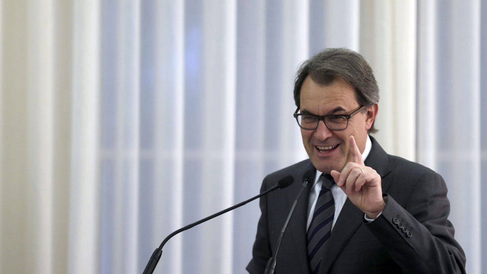 Mas dice que el proceso soberanista sigue adelante y considera decepcionante la querella de la Fiscalía