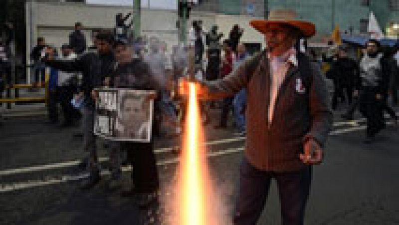 Miles de personas se manifiestan en México para exigir la vuelta con vida de los 43 estudiantes desaparecidos