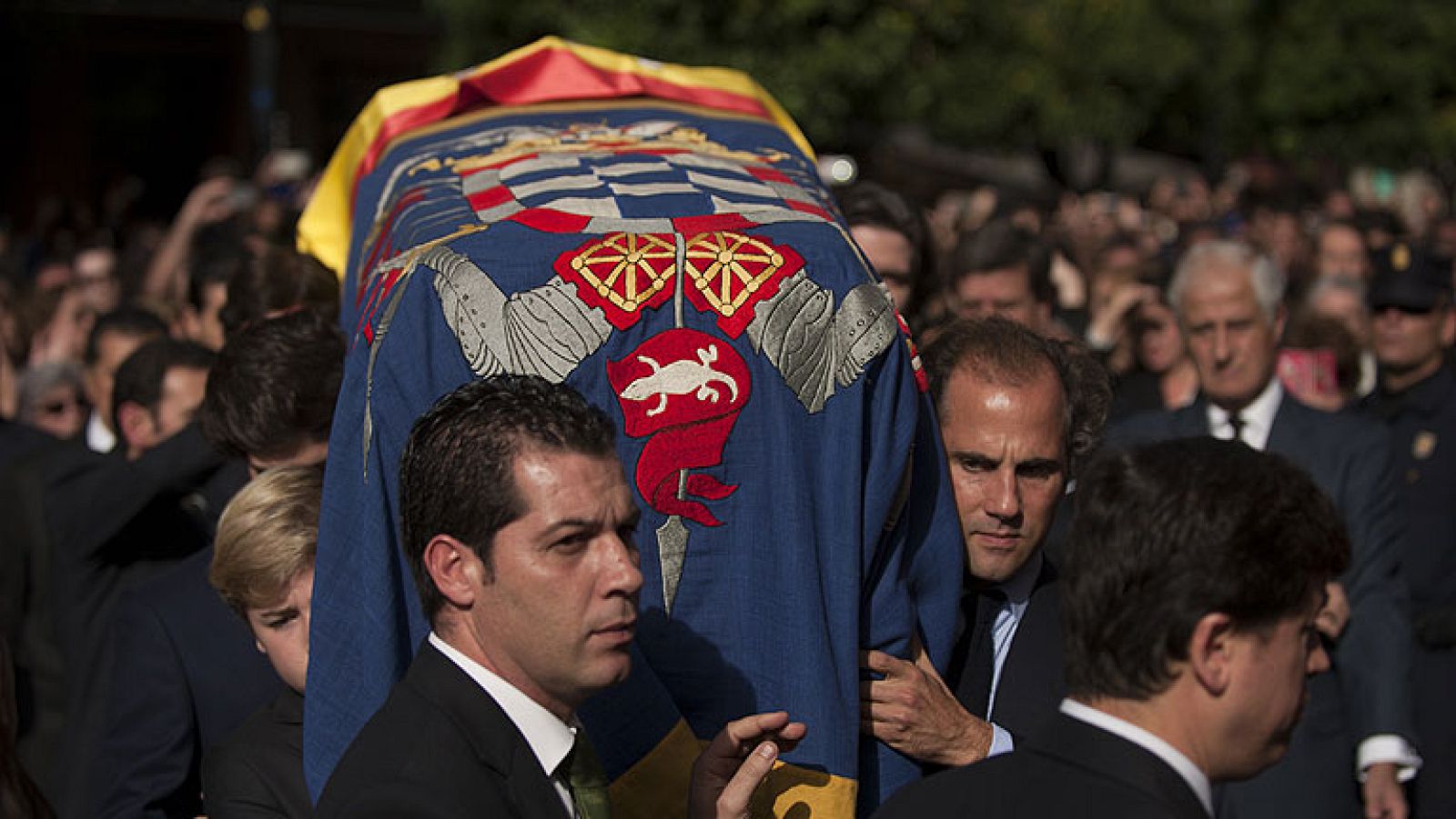 T con T: Último adiós a la duquesa de Alba en la catedral de Sevilla | RTVE Play
