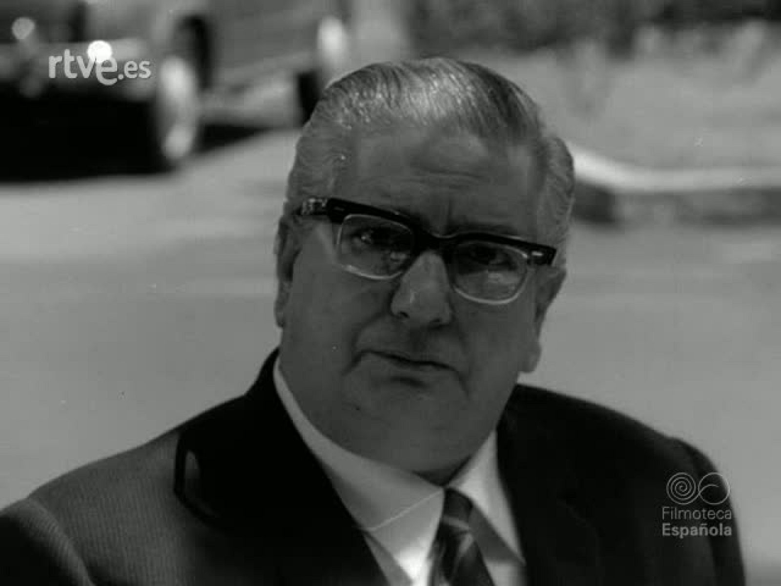 EFE. NOTICIAS PARA EL MUNDO. QUIERE USTED SABER COMO LLEGA UNA NOTICIA A SUS MANOS - Revista Imágenes | Ver