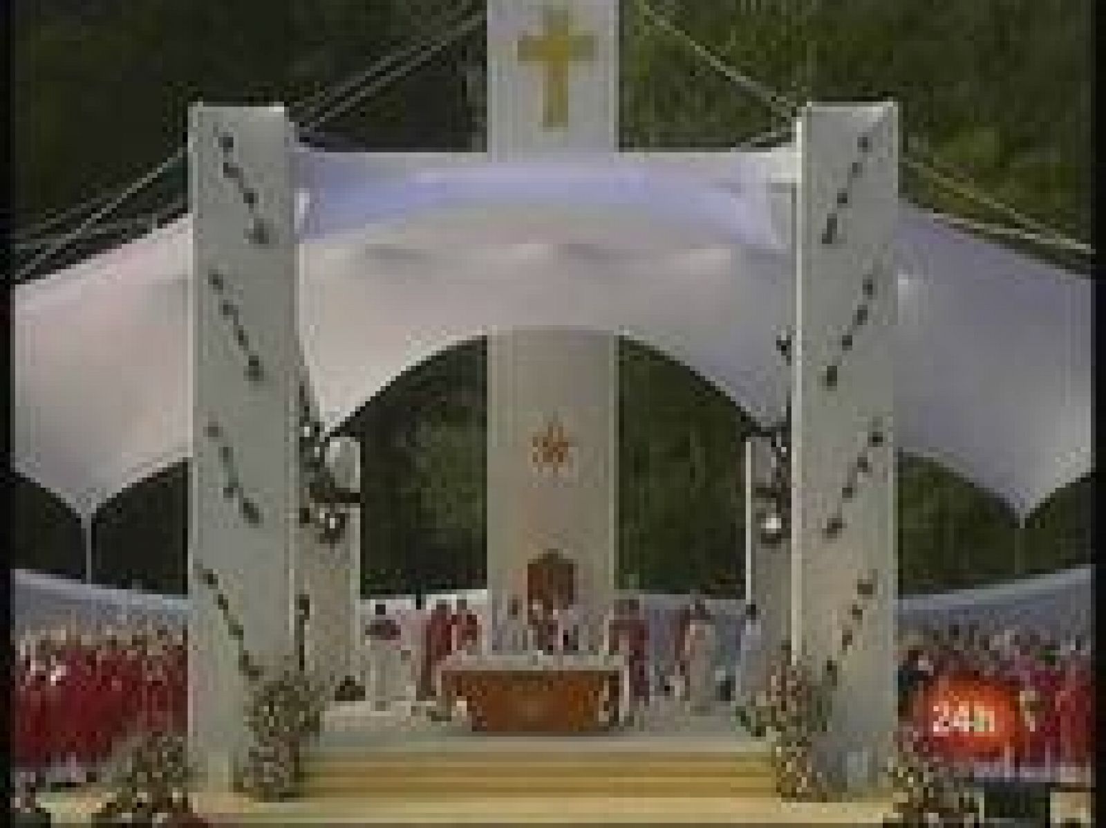  El Papa ofició ha oficiado hoy su primera misa en el santuario de Lourdes, lugar, según Benedicto XVI "de servicio fraterno, especialmente por la acogida a los enfermos, los pobres y todos los que sufren".