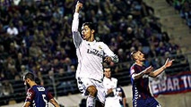El Real Madrid venció con autoridad (0-4) al Eibar en su primera visita liguera de la historia a Ipurúa y se afianzó en el liderato. El conjunto blanco se adelantó en la primera parte con goles de James y Cristiano Ronaldo, mientras que en la segunda