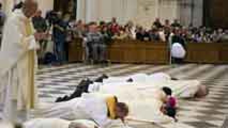 El arzobispo de Granada se postra ante el altar mayor de la Catedral para pedir perdón