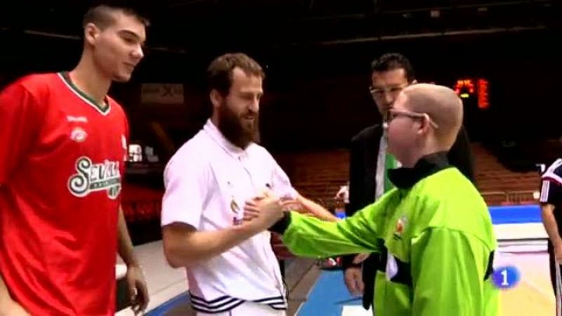 El equipo andaluz convirtió a Emilio Pérez de Juán en un jugador más. Desde los vestuarios a la pista, el niño vivó todos los momentos que viven los jugadores como por ejemplo el de hablar con los rivales, los jugadores del Real Madrid.