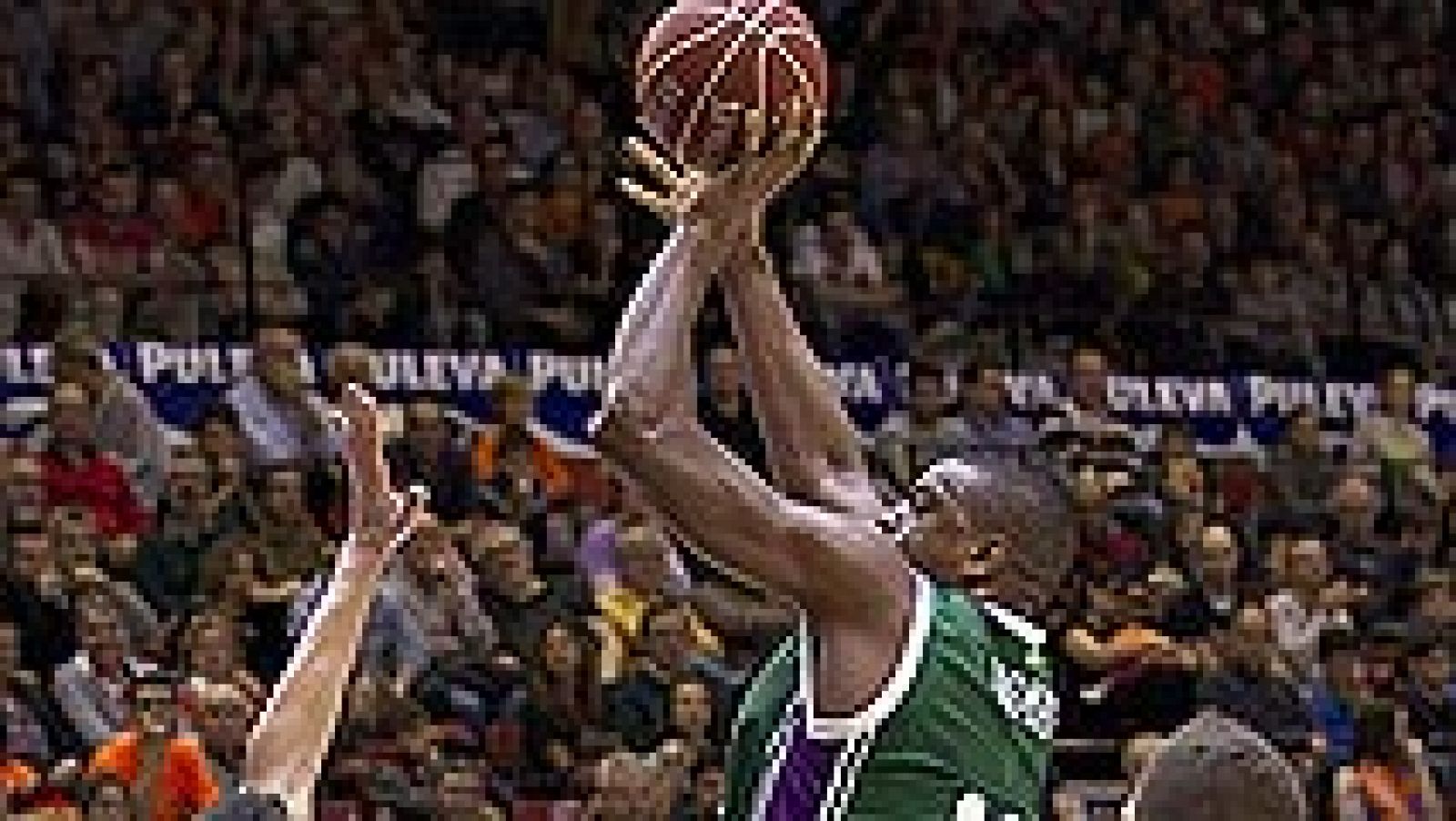 El Unicaja de Málaga asaltó (64-75) este domingo La Fonteta para  seguir al acecho del invicto Real Madrid en lo alto de la tabla de la  Liga Endesa después de ocho jornadas, a costa de un Valencia Basket  que fue siempre a remolque y que cae, con su