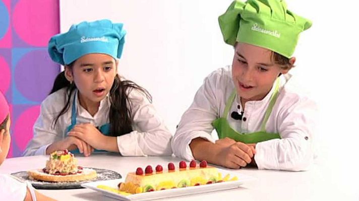  - Sombrero con tocado de frutas