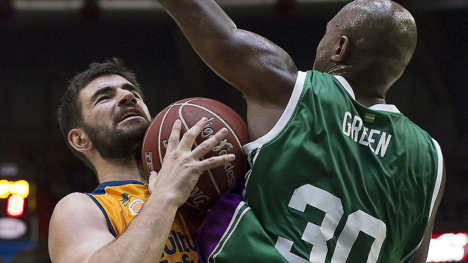 El Unicaja de Málaga ha mostrado su fortaleza al imponerse en la cancha del Valencia Basket, lo que le permite seguir el rítmo de la parte alta de la tabla.