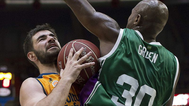El Unicaja de Málaga ha mostrado su fortaleza al imponerse en la cancha del Valencia Basket, lo que le permite seguir el rítmo de la parte alta de la tabla.