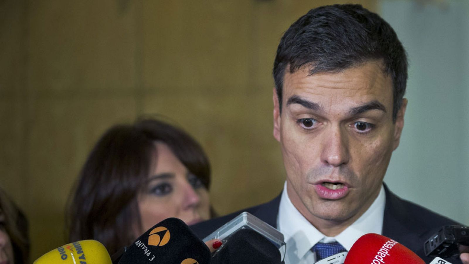 Sánchez apoya modificar el artículo del déficit cero que Zapatero pactó con el PP en la Constitución