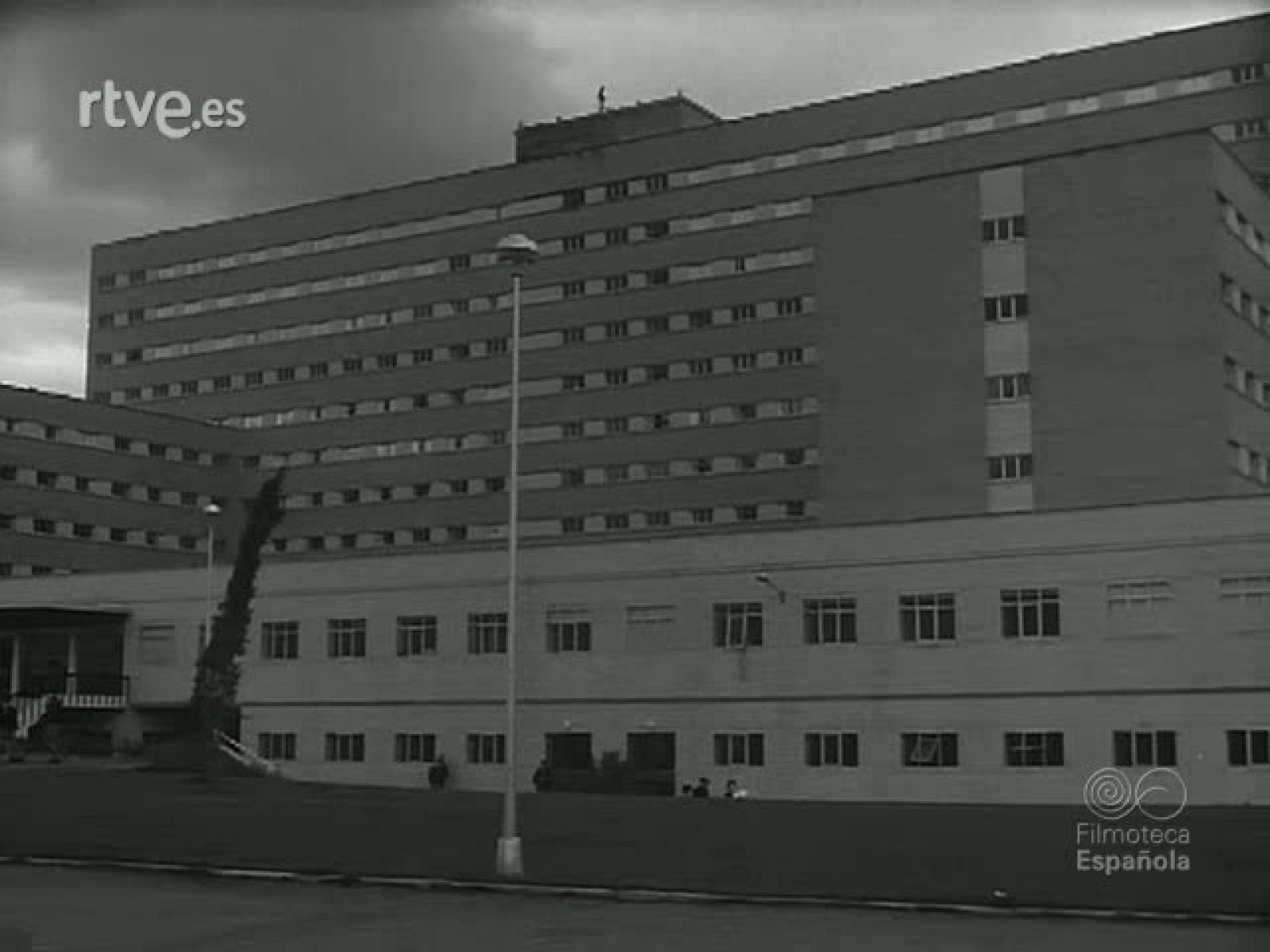 UNA UNIVERSIDAD LABORAL. ALCALA DE HENARES - Revista Imágenes | Ver