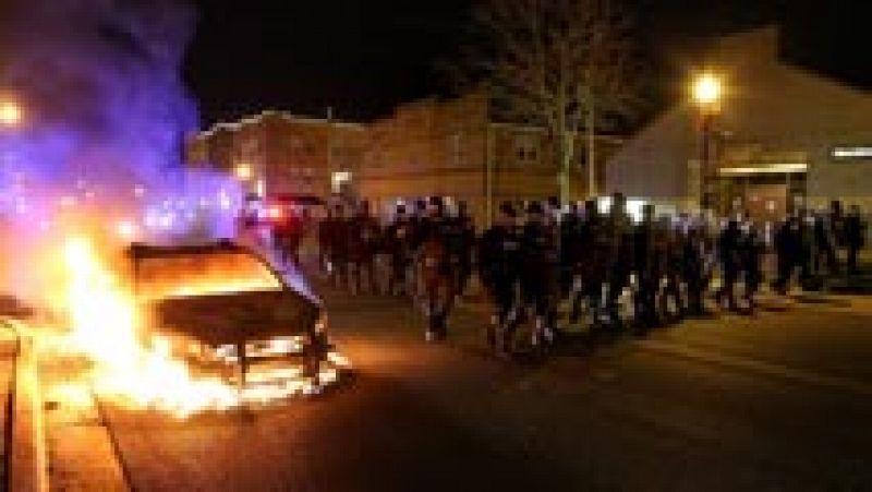 Enfrentamientos en varias ciudades de EE.UU. tras la absolución del policía que mató a un joven negro