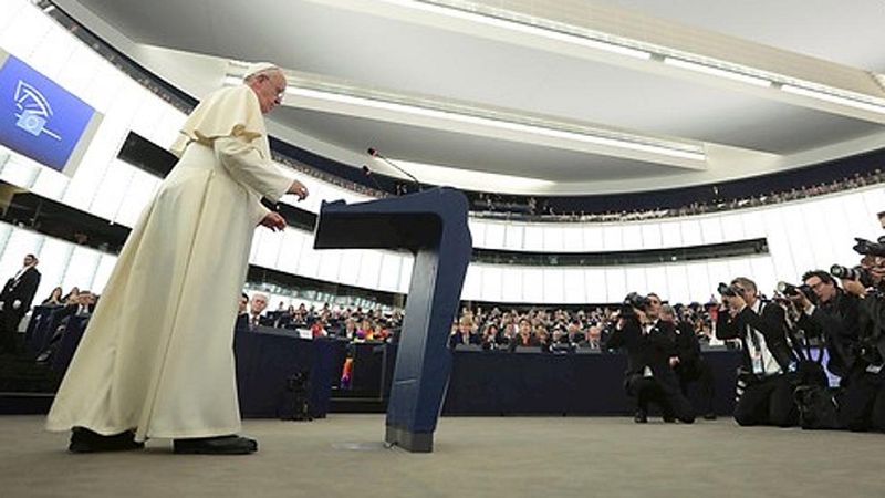  El papa, a los eurodiputados: ¿Qué dignidad puede tener un hombre que no tiene para comer?"