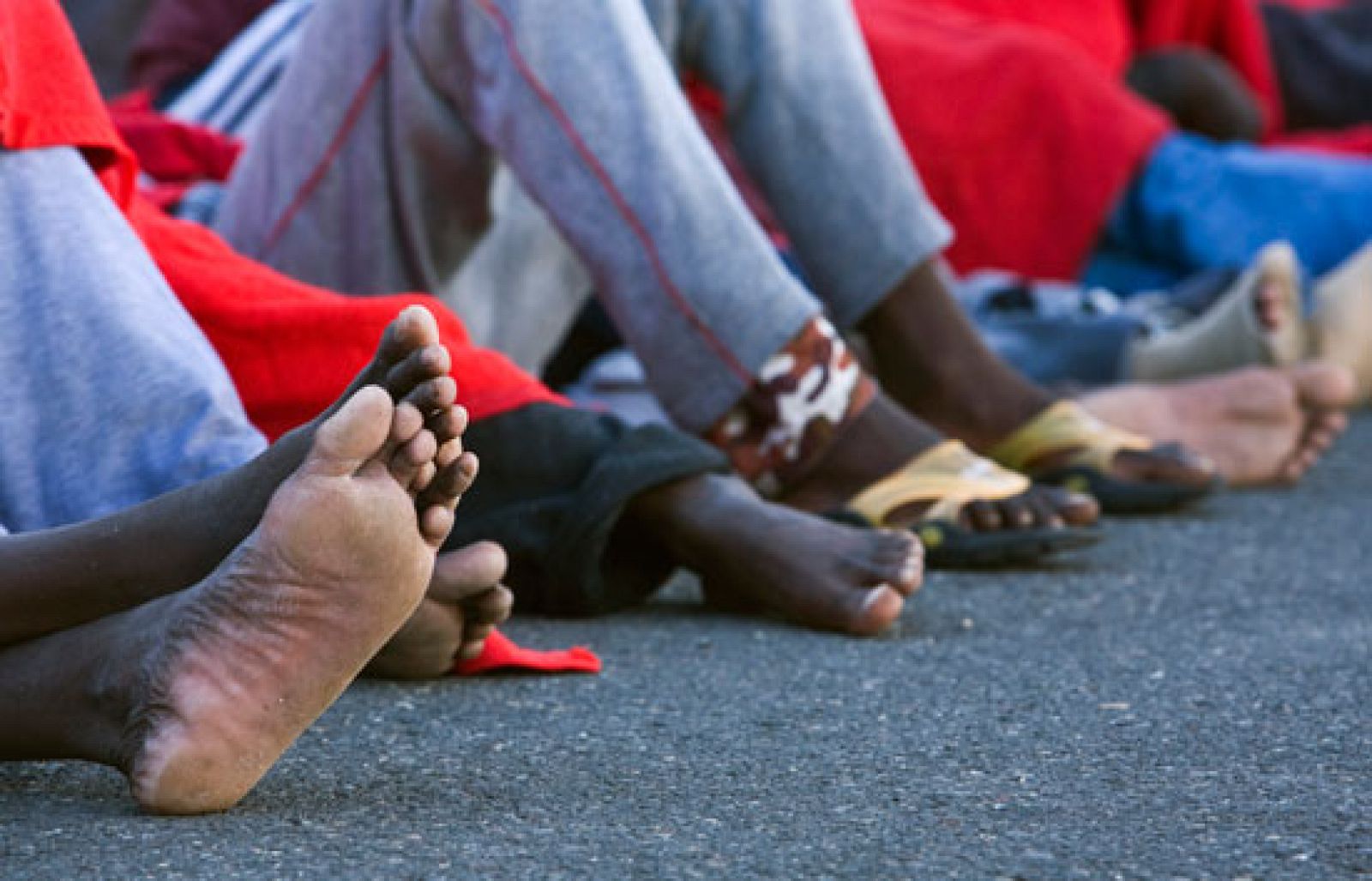 Durante los últimos meses han arribado cientos de cayucos a las islas Canarias. En ellos vienen cada vez  más menores. Algunos son enviados por sus familias, otros lo hacen por propia iniciativa. Llegan porque saben que a diferencia de los adultos, ellos no serán devueltos a sus países.
