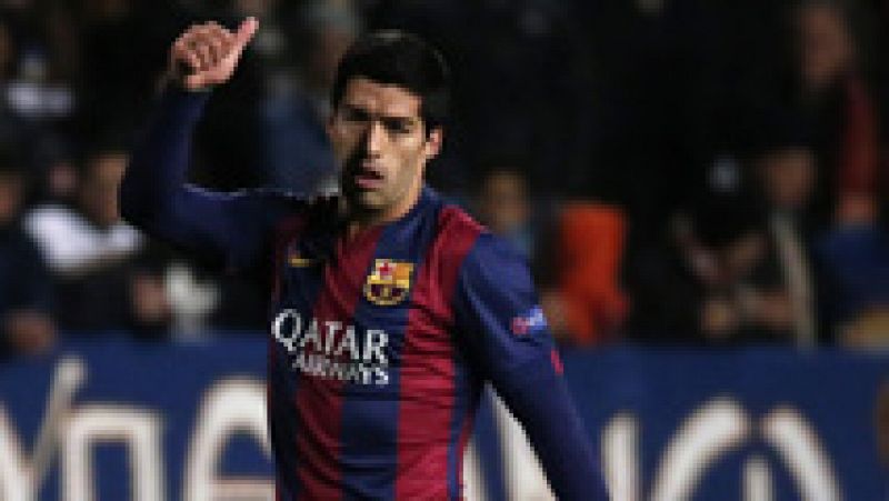 El internacional uruguayo Luis Suárez ha marcado esta noche su primer gol oficial con el FC Barcelona, en una jugada extraordinaria, tras un regate orientado y un disparo colocado contra la meta del Apoel. Luis Suárez ha marcado por fin un tanto ofic