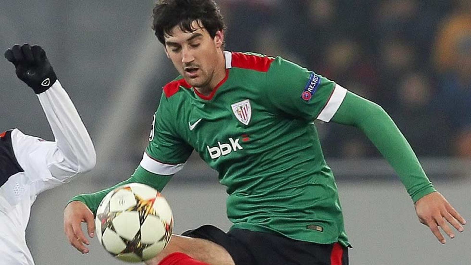 El defensa Mikel San José ha marcado el gol del triunfo del Athletic ante el Shakhtar en el minuto 67 de juego, tras rematar un saque de falta (0-1).