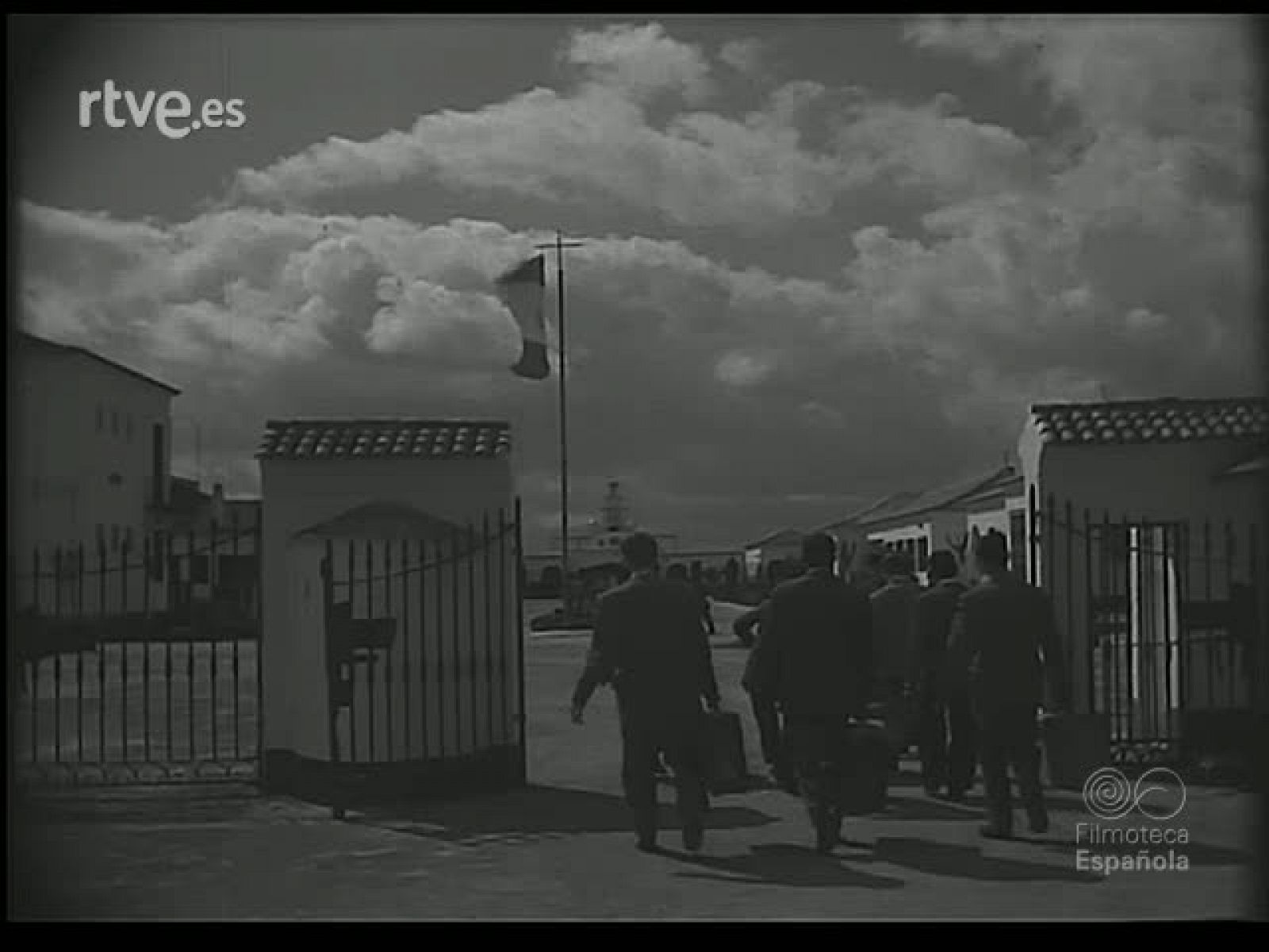 ESCUELA DE PILOTOS. EN EL AERODROMO DE JEREZ DE LA FRONTERA - Revista Imágenes | Ver