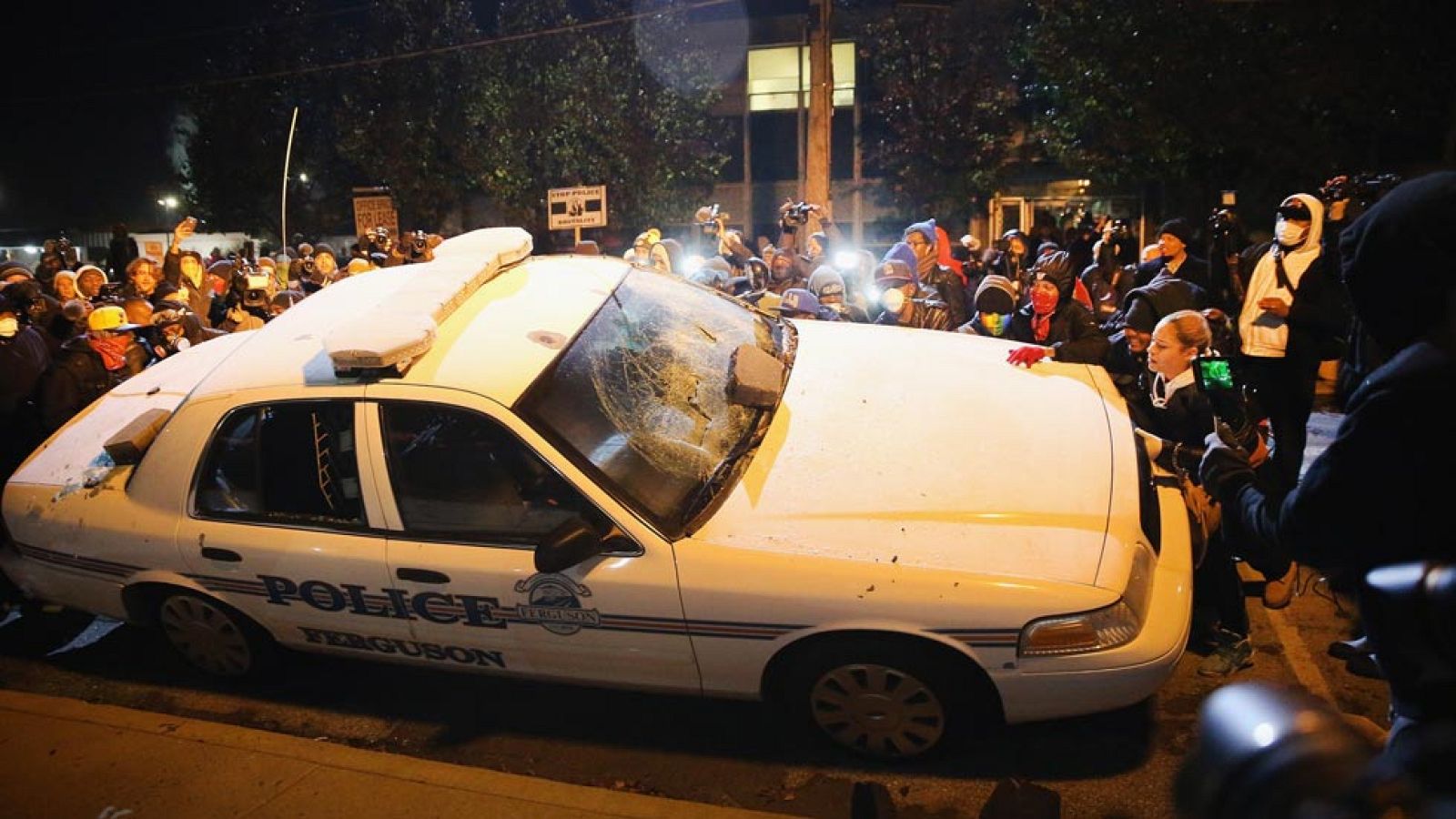 Segunda noche de incidentes en Ferguson por la absolución del policía que mató a Michael Brown
