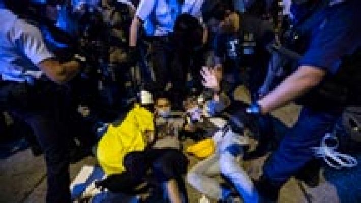 La Policía de Hong Kong desaloja a algunos manifestantes