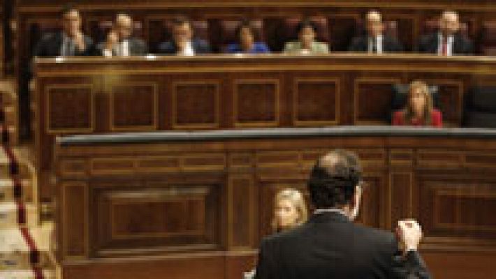 Rajoy reprocha a Sánchez que quiera "cargarse" el artículo 135 de la Constitución