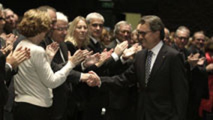 Telediario 1 - Mas solo adelantará las elecciones para hacer la consulta