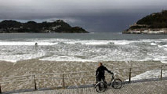 Mañana muy nuboso con lluvias, salvo en el Cantábrico y el sur de Canarias